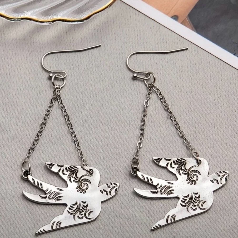 Split Tail Swallow~ Lacey Leaf Garden Flying Bird Avian Nature Chandelier Dangle - Picture 10 of 16